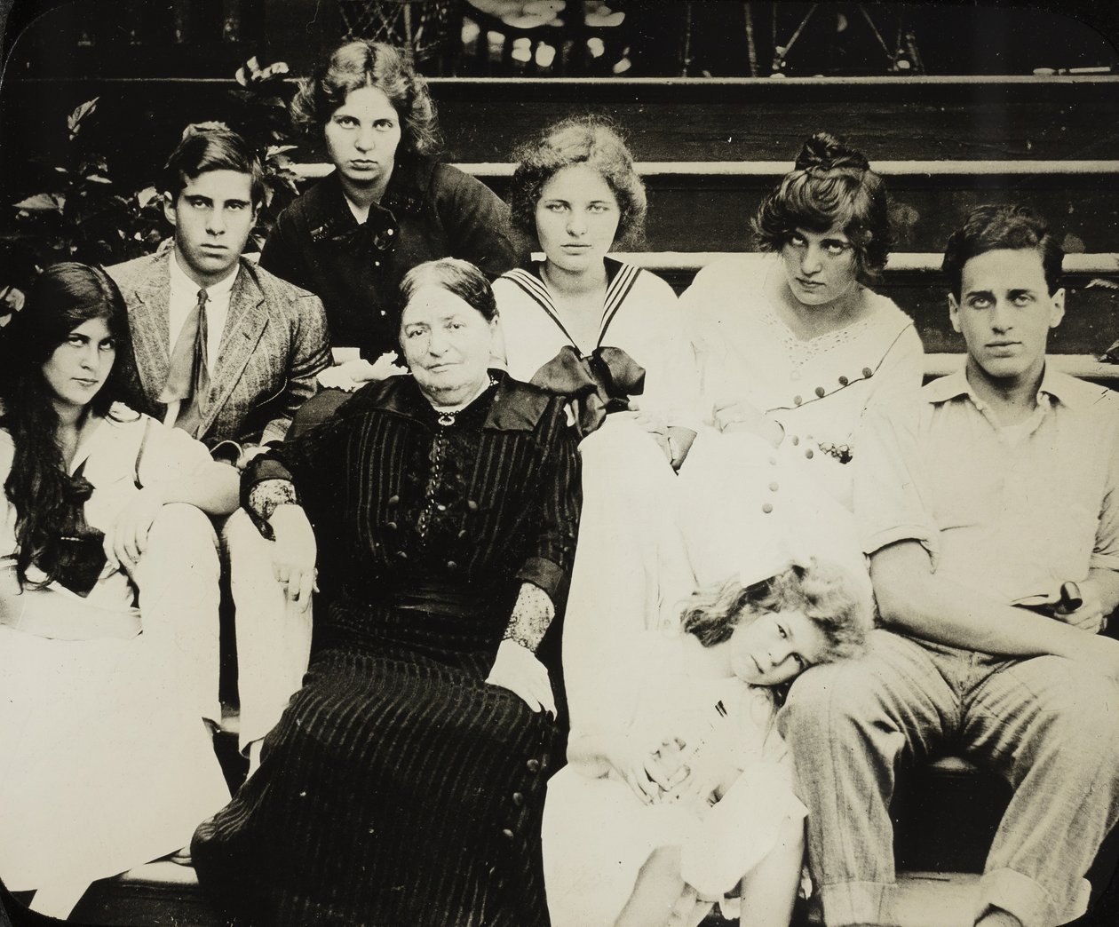 والدة Hedwig بدون عنوان Stieglitz مع أحفادها على خطوات Oaklawn ، ج. 1916. بواسطة ألفريد ستيجليتز
