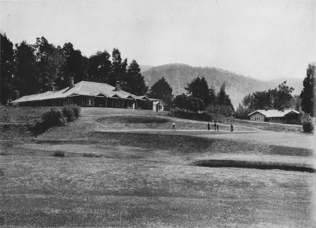 18th Hole and Club House، Golf Links، Nuwara Eliya، Elevation 6،200 Feet، c1890، 1910 بواسطة لوحة ألفريد ويليام أماندوس