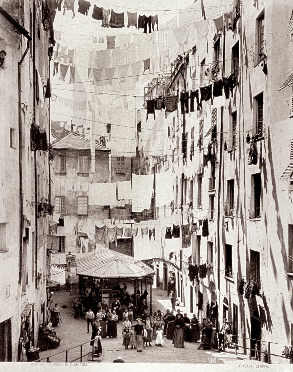 منظر صغير ساحة Piazza dei Truogoli di Santa Brigida ، c.1895 بواسطة ألفريدو نواك