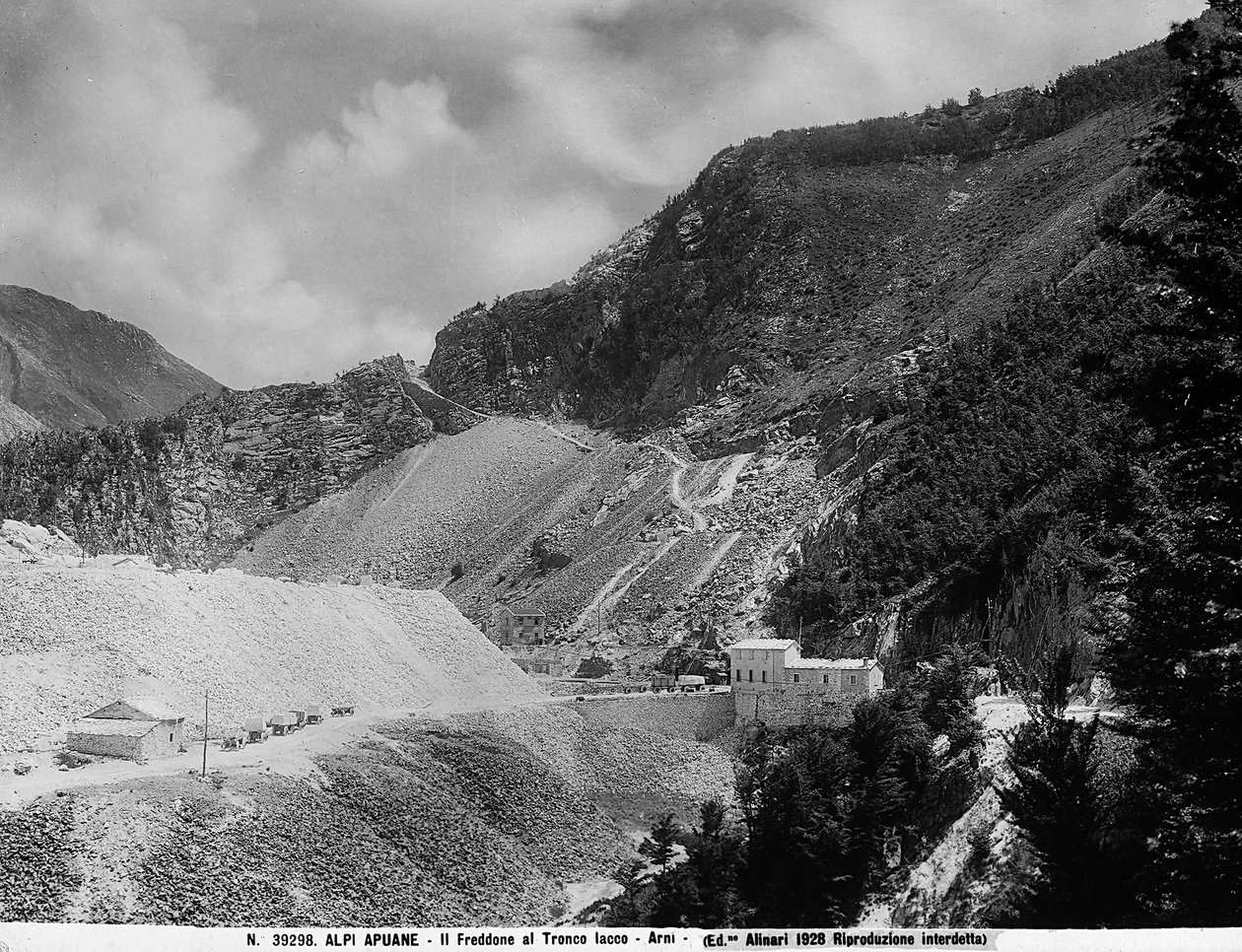 Monte Freddone على امتداد Iacco في Apuane Alps في Arni (LU) مع محاجر الرخام (b / w photo) بواسطة فراتيلي اليناري