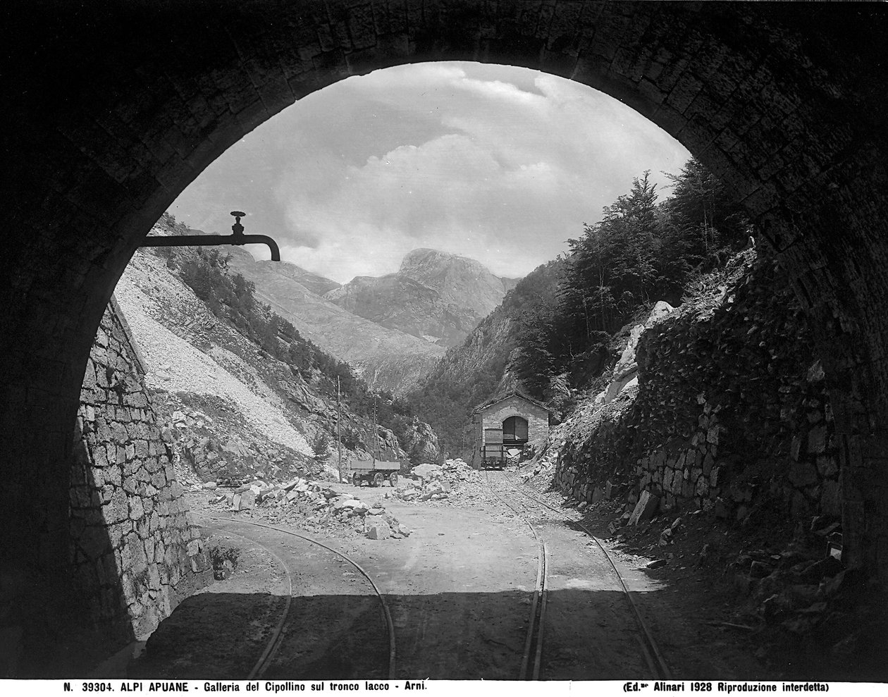 نفق Cipollaio على قسم السكك الحديدية Arni-Iacco في Apuane Alps في مقاطعة Lucca (b / w photo) بواسطة فراتيلي اليناري