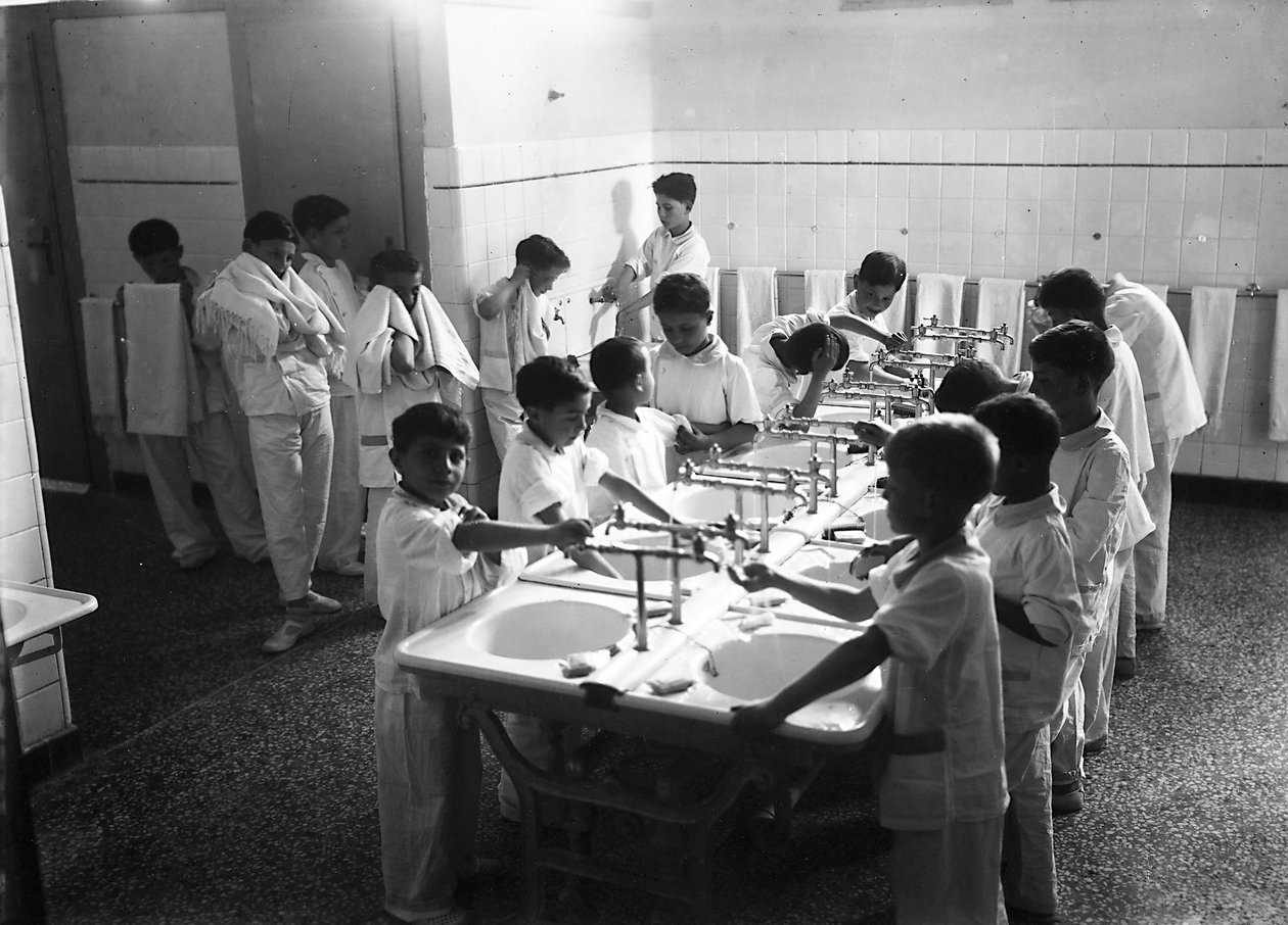 Villa Rosa Maltoni Mussolini: أطفال يغسلون قبل النوم (صورة بالأبيض والأسود) بواسطة فراتيلي اليناري