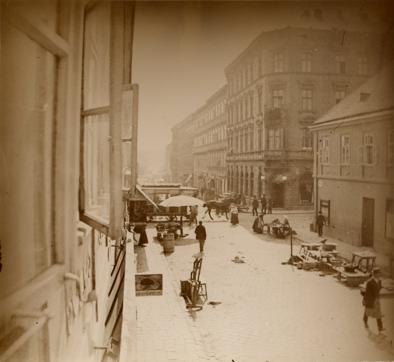 منظر من نافذة Window Muchas Apartment ، بالقرب من Amalienstrasse ، ميونيخ ، 1886 (طباعة الجيلاتين الفضية) بواسطة ألفونس موشا