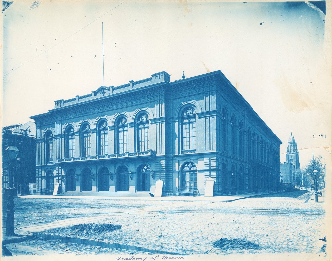 أكاديمية الموسيقى ، وشوارع برود وجراد ، فيلادلفيا ، بنسلفانيا ، c.1865 (النوع الأزرق) بواسطة مصور أمريكي