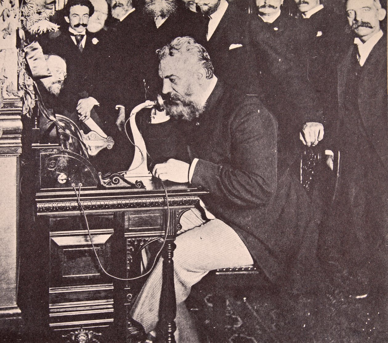 ألكسندر جراهام بيل يجري المكالمة الأولى بين نيويورك وشيكاغو ، 1892 بواسطة مصور أمريكي