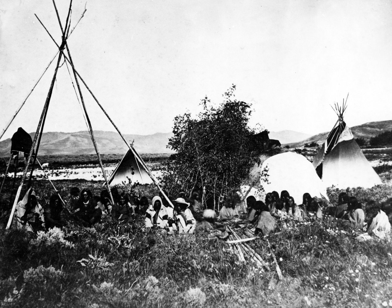 الهنود الأمريكيون مع Teepees ، c.1870s بواسطة مصور أمريكي