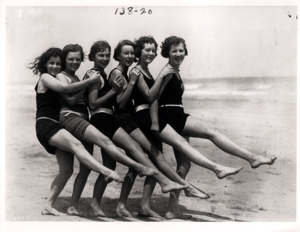 الجميلات الاستحمام ، 1924 بواسطة مصور أمريكي