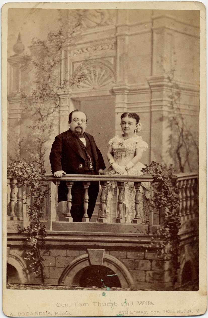 تشارلز شيروود ستراتون ، اسم مستعار: الجنرال توم ثومب (1838-1883) وميرسي لافينيا وارين بومب (1841-1919) ، زوجته المعروفة باسم السيدة توم ثومب ، فناني الأداء والأقزام ؛ تصوير بوغاردوس ، نيويورك (al بواسطة مصور أمريكي