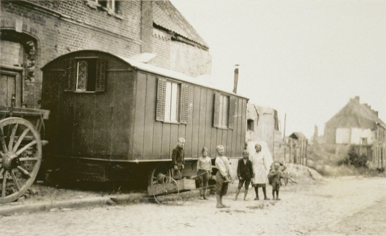 الأطفال والأسر في فرنسا ما بعد الحرب العالمية الأولى ، لينس ، با دو كاليه ، 1919 بواسطة مصور أمريكي