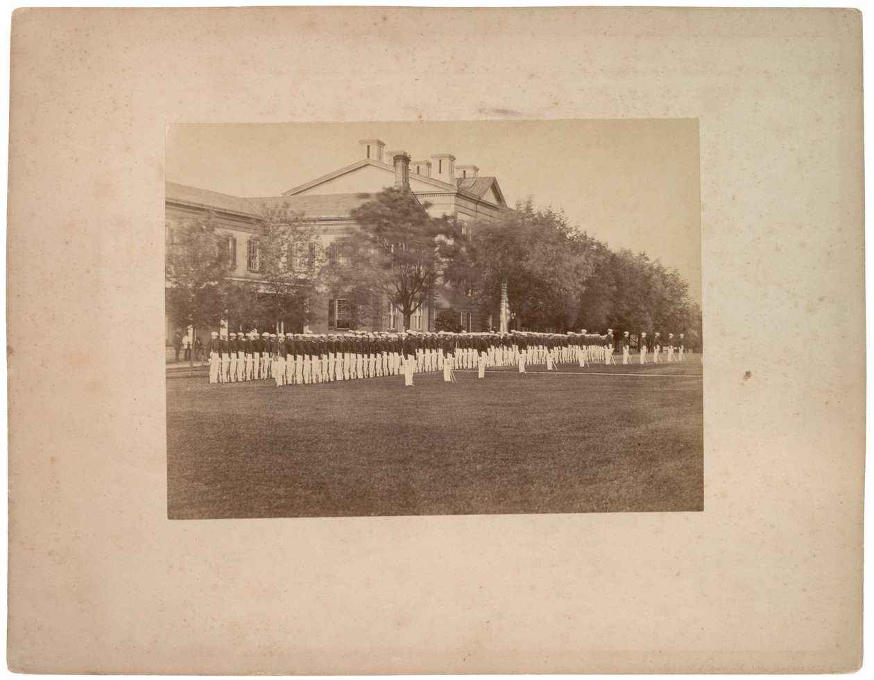 عرض فستان في الصيف ، c.1870 (صورة بني داكن) بواسطة مصور أمريكي
