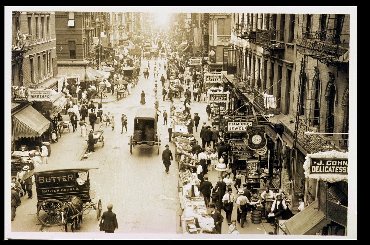 شرقا في شوارع Rivington و Orchard ، 1905 بواسطة مصور أمريكي