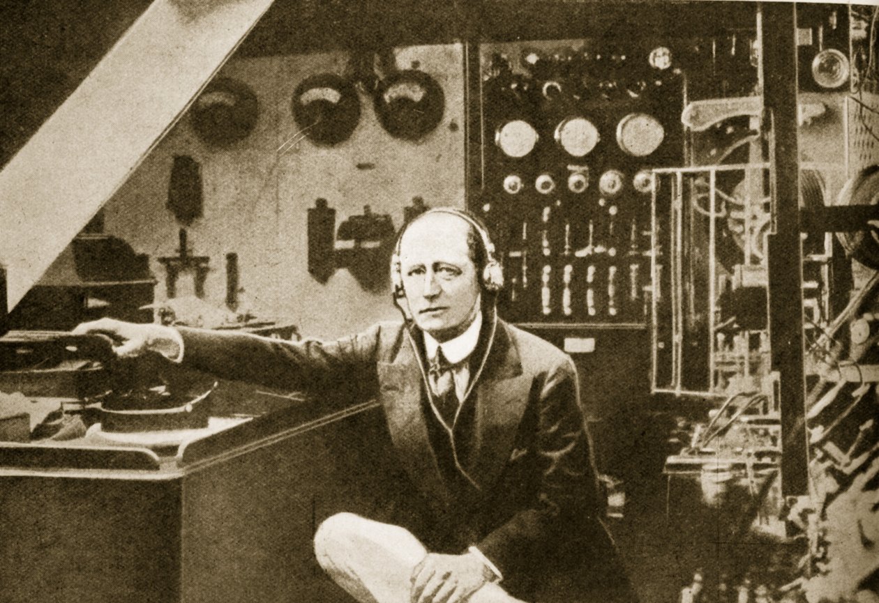 Guglielmo Marconi في المقصورة اللاسلكية ليخته ، Elettra (بني داكن) بواسطة مصور أمريكي