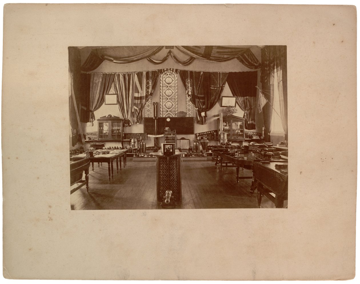 غرفة نموذج المدفعية ، c.1870 (صورة بني داكن) بواسطة مصور أمريكي