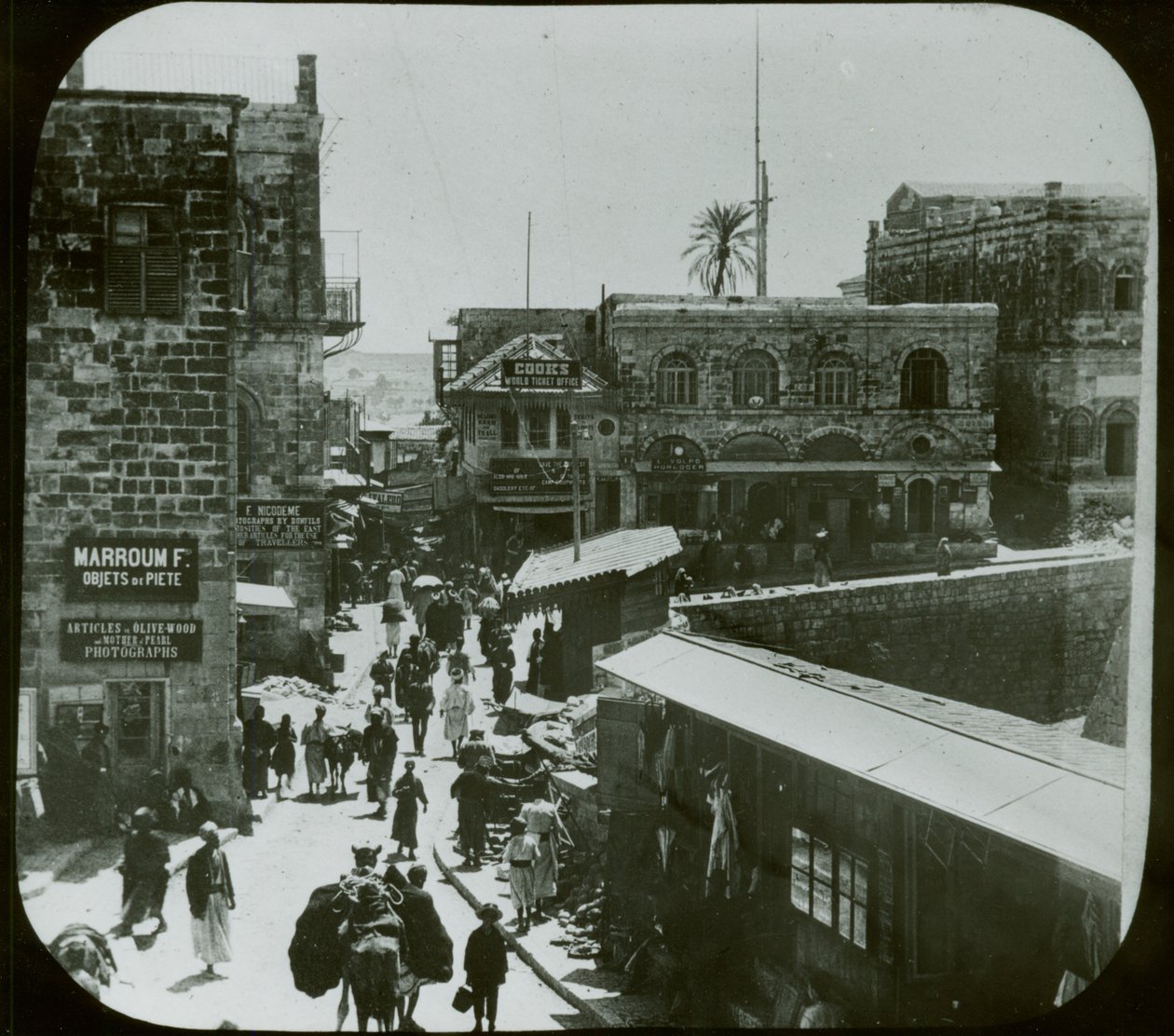 القدس ، داخل بوابة يافا ، 1880 (مطبوع من شريحة الفانوس) بواسطة مصور أمريكي