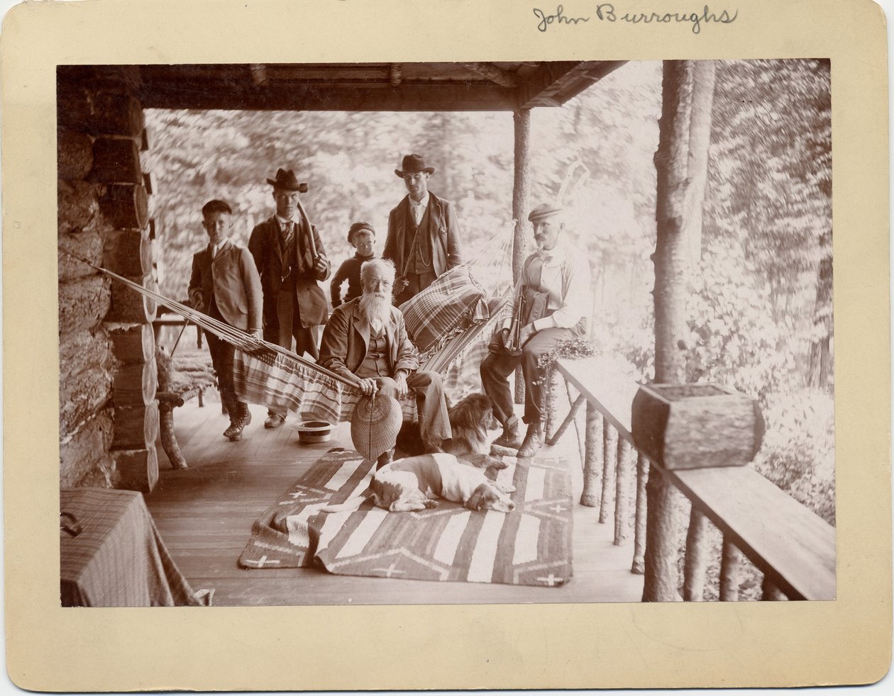 جون بوروز (1827-1921) ، عالم الطبيعة الأمريكي ، يجلس على أرجوحة شبكية في وسط المجموعة (صورة كلوريد الفضة) بواسطة مصور أمريكي