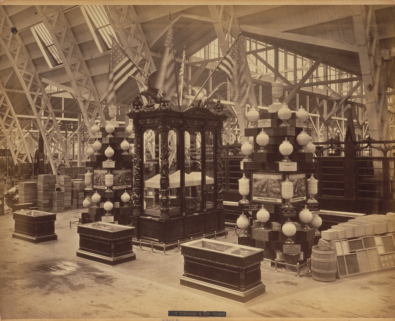 Kingsford، T.، & Son، Oswego، NY، Exhibit 210، Hall Hall، Bldg.، 1876 (طبعة زخرفية) بواسطة مصور أمريكي