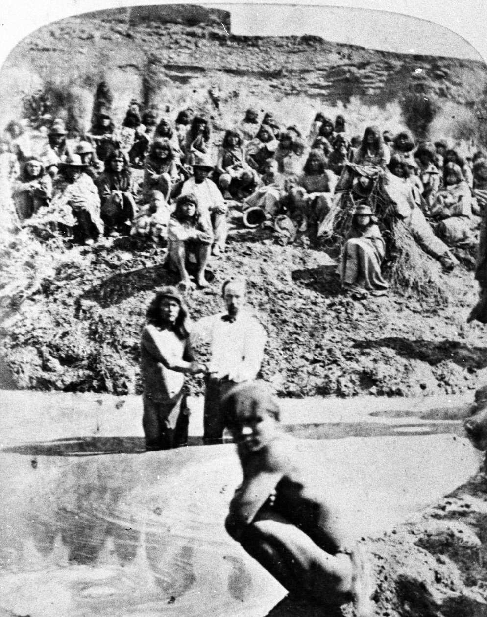 معمودية المورمون للأمريكيين الأصليين ، c.1875 بواسطة مصور أمريكي
