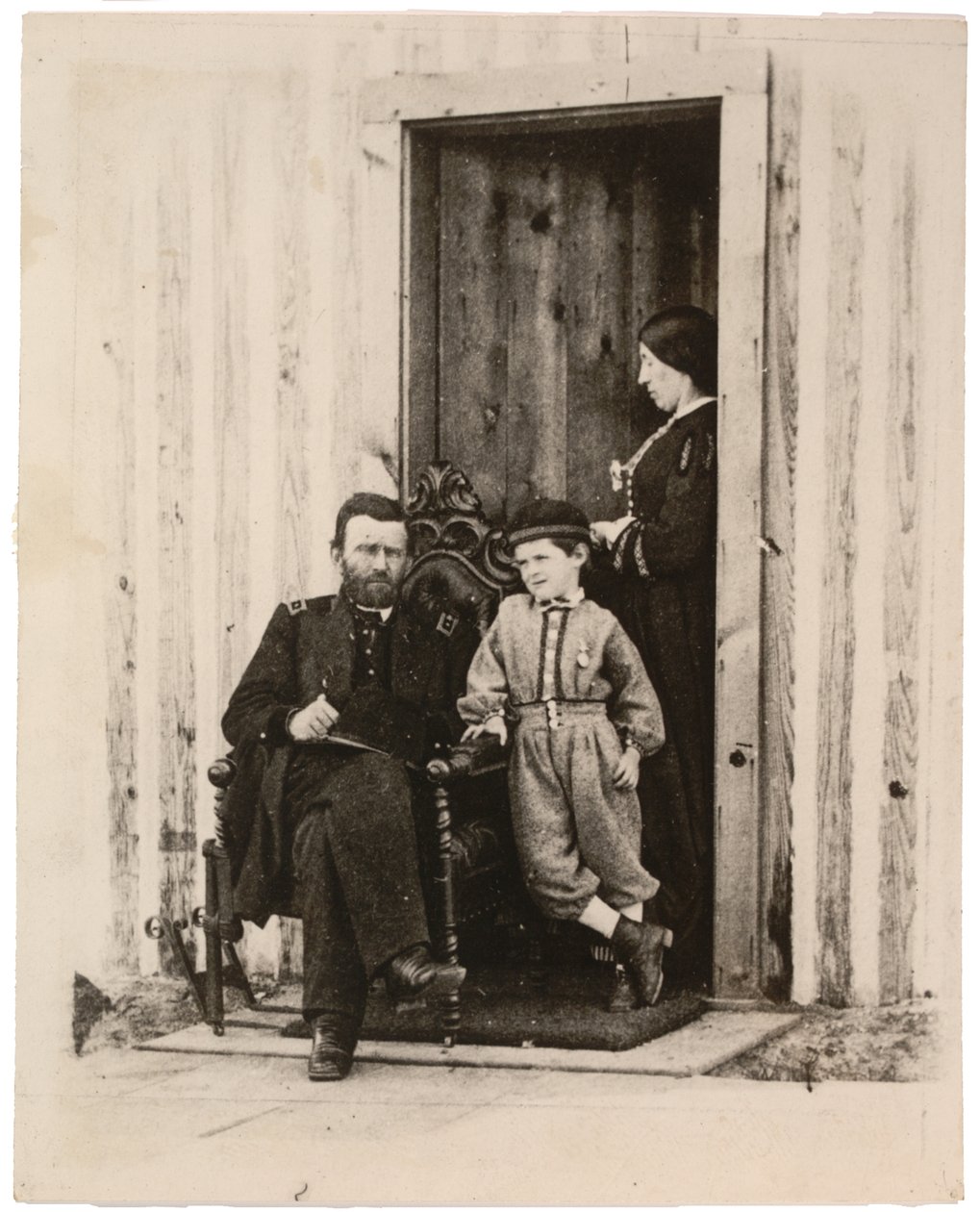 صورة فوتوغرافية لـ Ulysses S. Grant ، Julia and Jesse Grant في City Point ، Va. ، 1865 ، مطبوع c.1940s (sepia photo) بواسطة مصور أمريكي