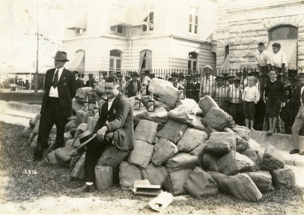 شريف ألين مع الخمور خارج سجن مقاطعة ديد ، فلوريدا ، 1922 بواسطة مصور أمريكي