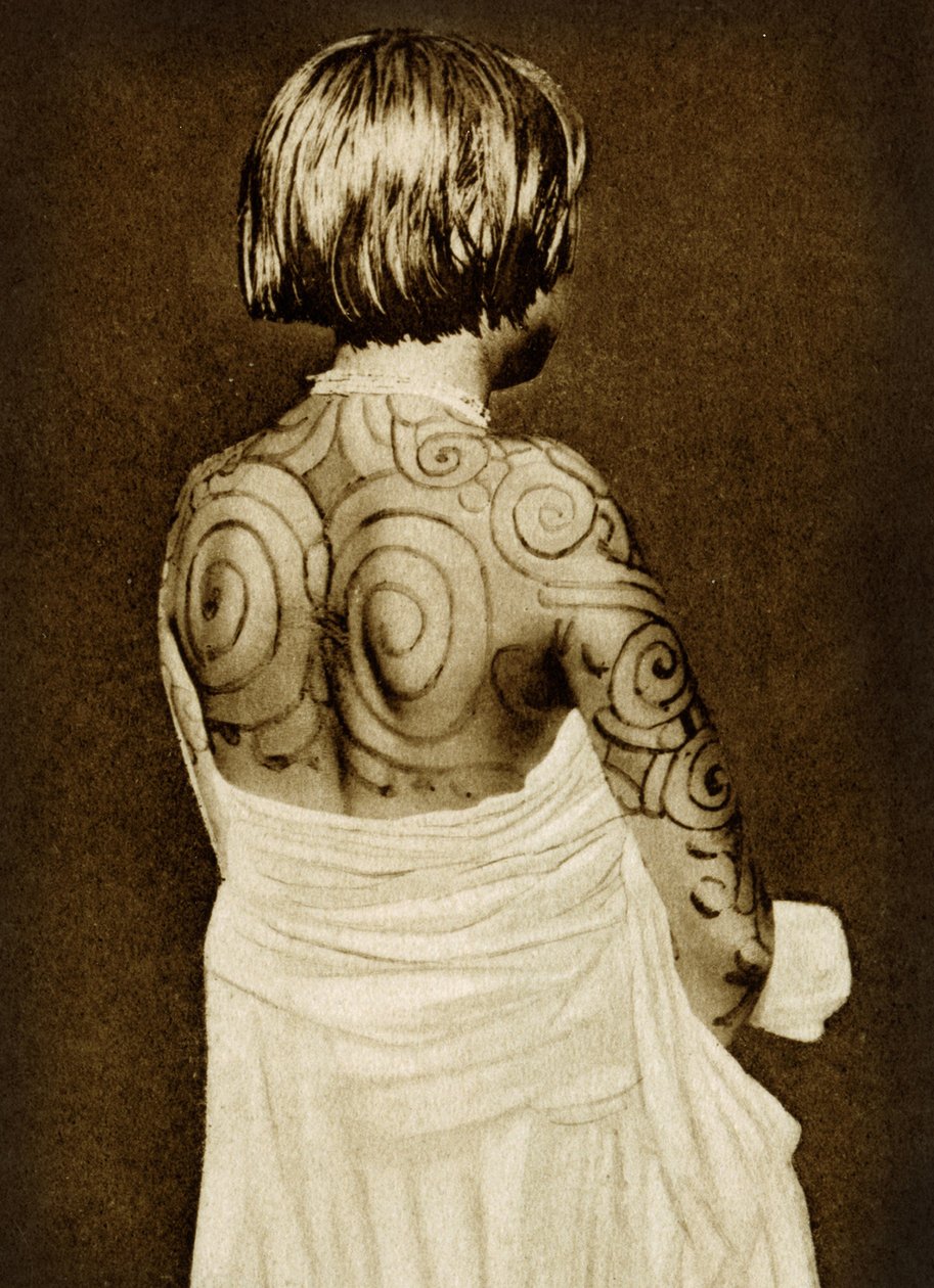 امرأة Chamacoco وشم c.1890 (بني داكن الصورة) بواسطة مصور أمريكي