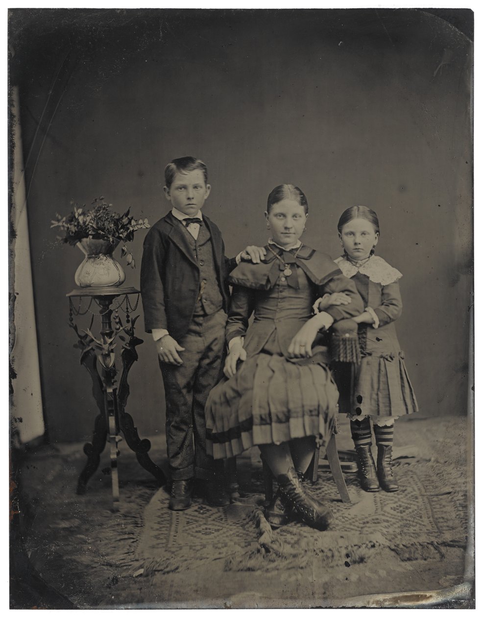 [ثلاثة أطفال] ، c.1850-1910 (tintype) بواسطة مصور أمريكي