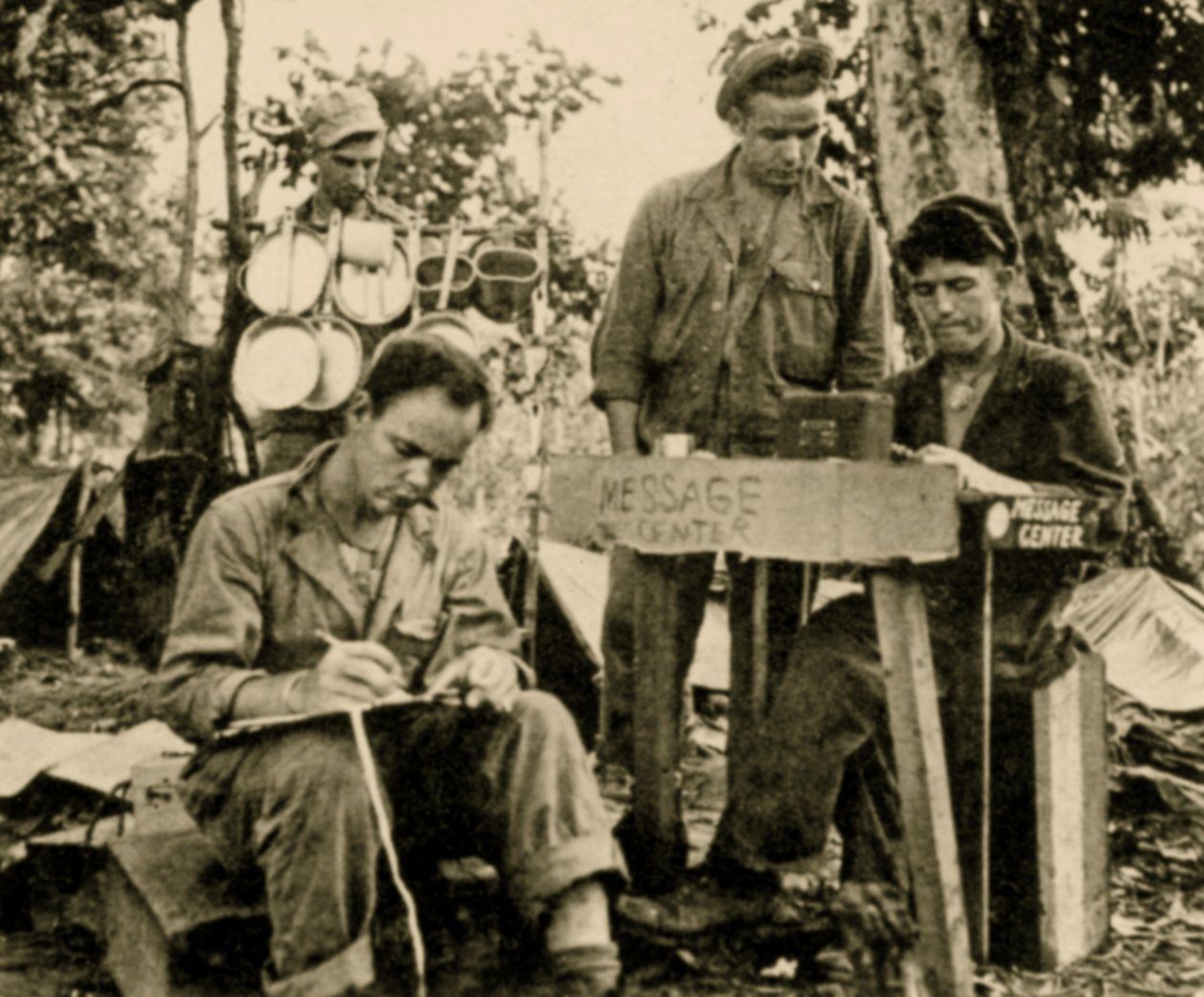 القوات الأمريكية تتعلم التشفير ، تاراوا ، بابوا غينيا الجديدة ، يونيو 1943 (صورة بني داكن) بواسطة مصور أمريكي