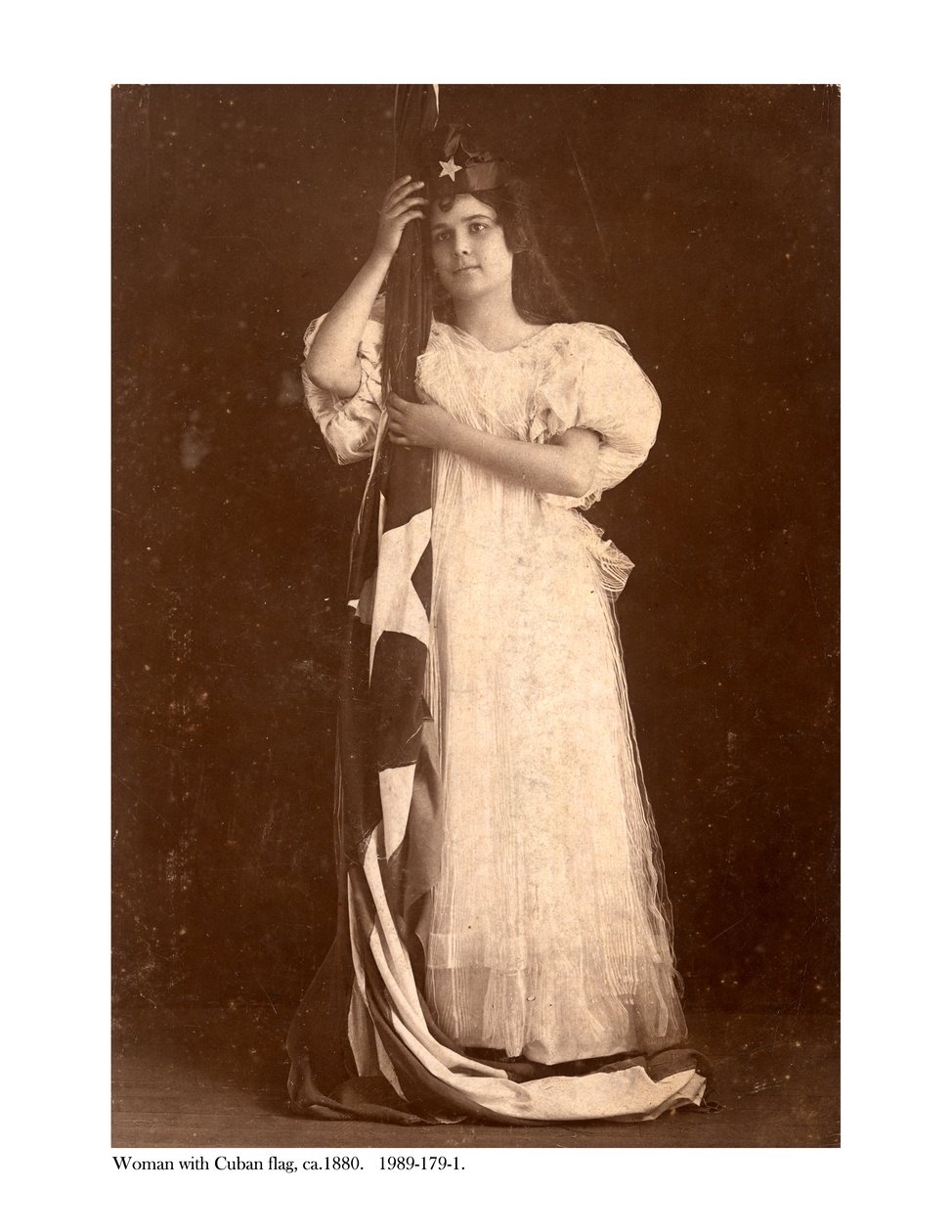 امرأة تحمل العلم الكوبي ، c.1880 بواسطة مصور أمريكي