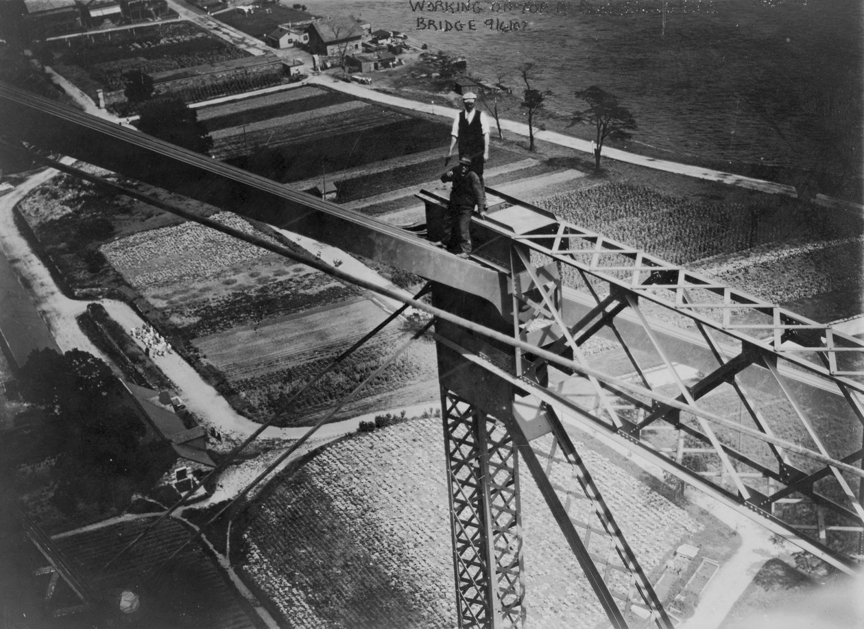 العمل على قمة جسر جزيرة بلاكويلز ، 1907 بواسطة مصور أمريكي