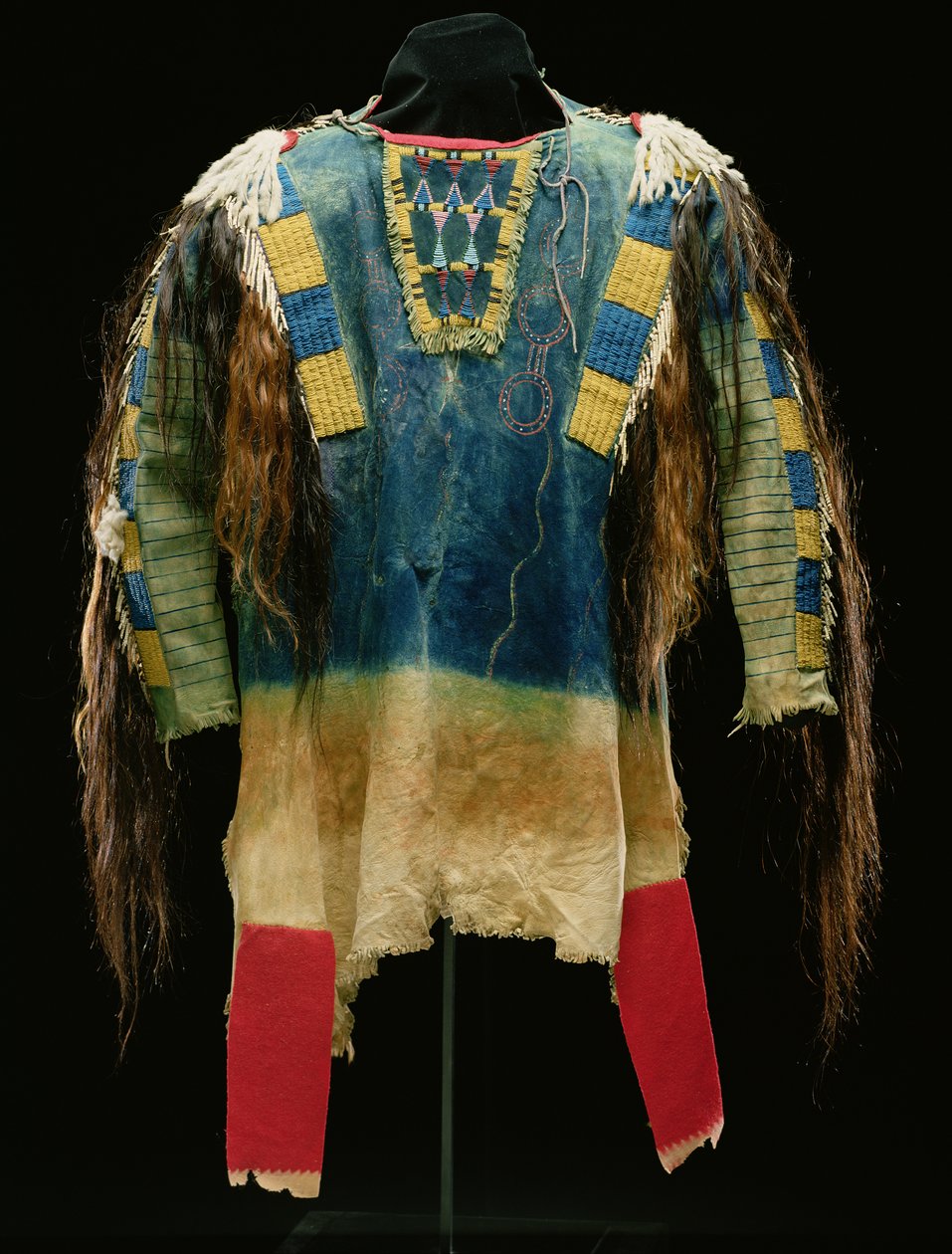 قميص مان ، شايان ، c. 1860 (جلد الثعبان ، الصوف ، جلد الجلد وشعر الإنسان) بواسطة المدرسة الأمريكية