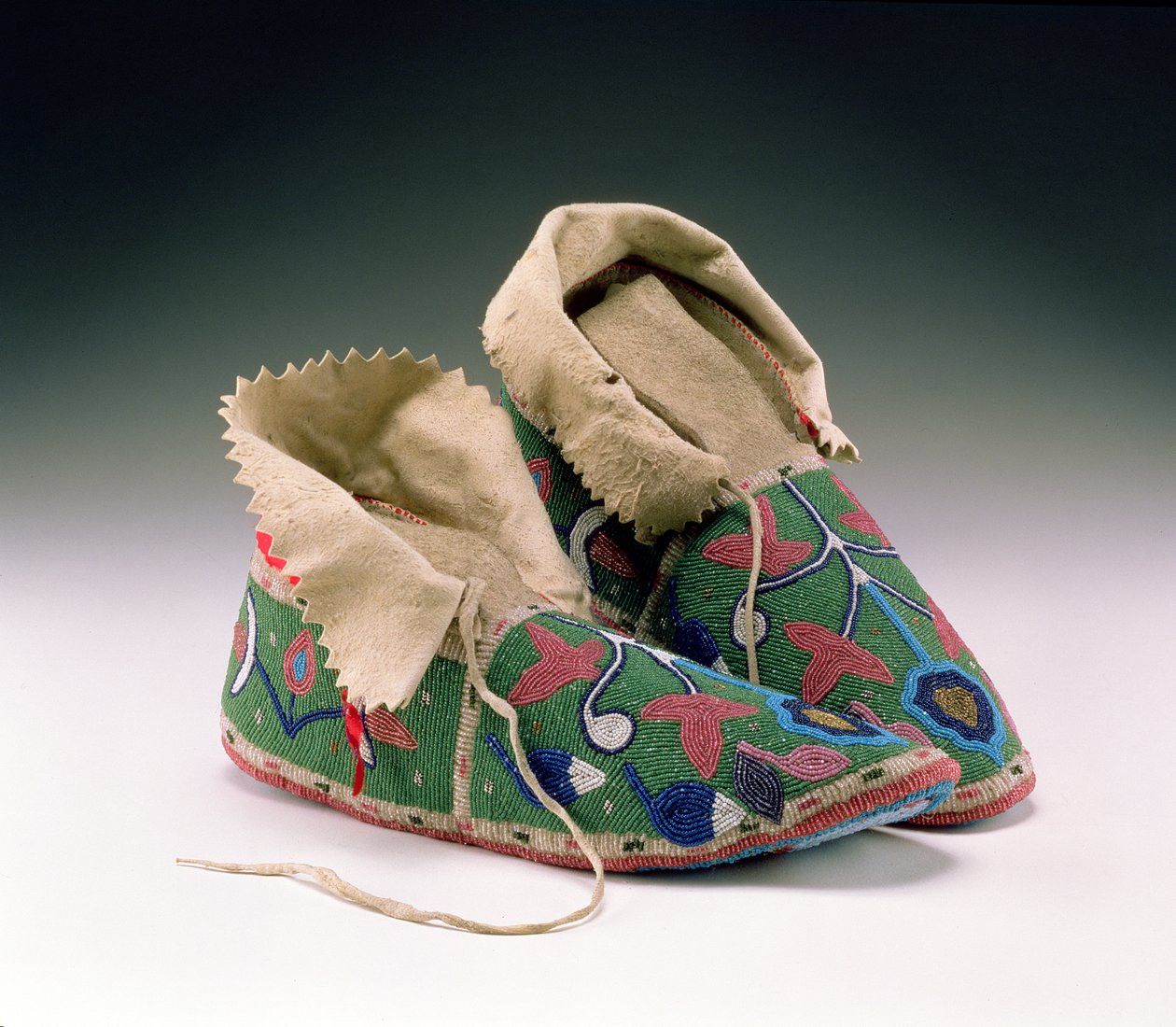 الأخفاف ، Eastern Sioux ، c.1890 (خروف جلد ، جلد خشن ، نسيج وخرز زجاجي) بواسطة المدرسة الأمريكية