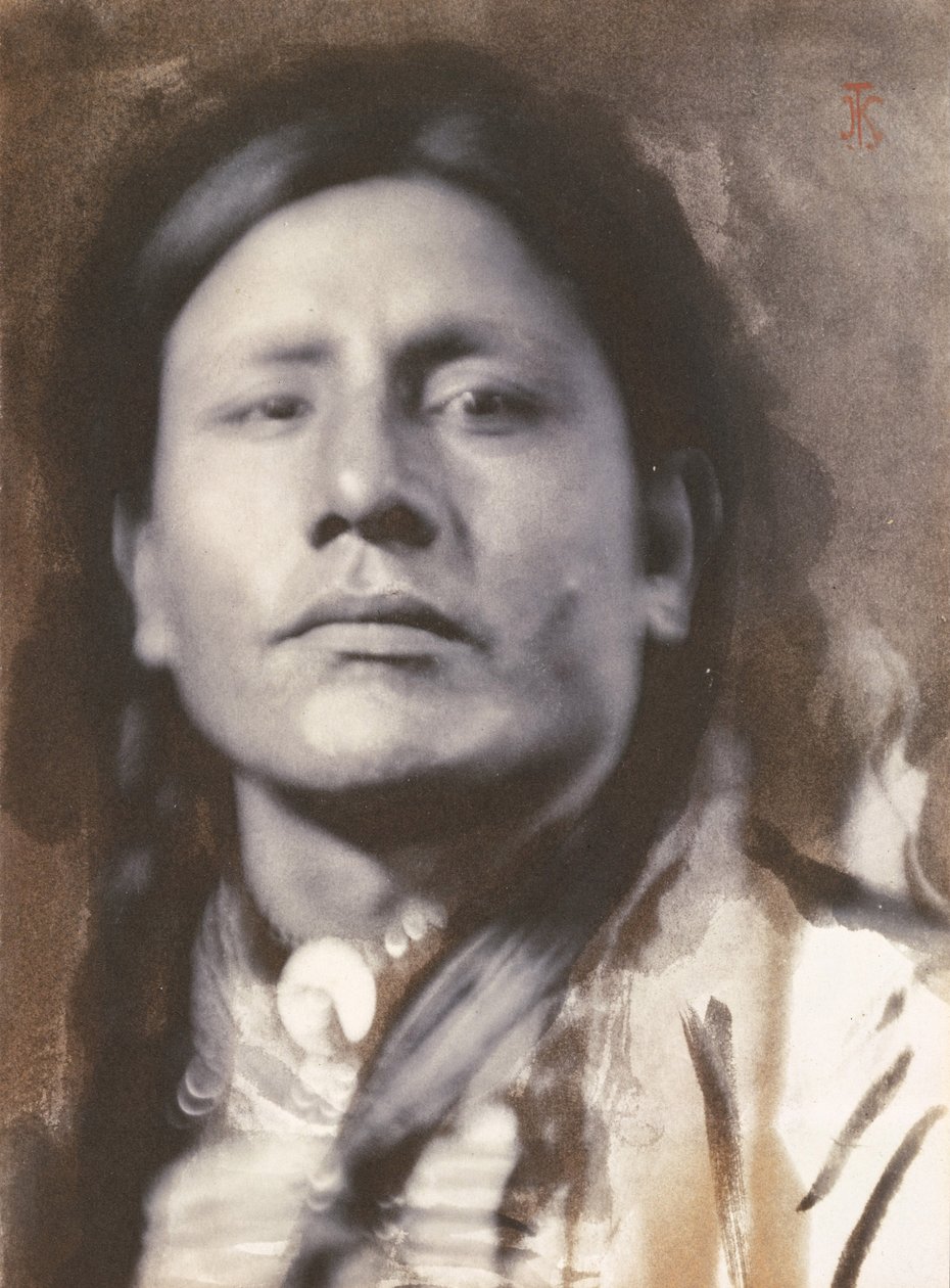 A Sioux Chief، c1898 (Platinum print) بواسطة مصور أمريكي