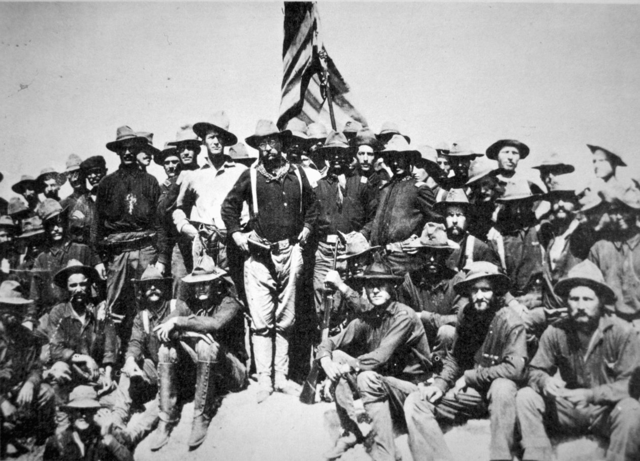المنتصر ثيودور روزفلت مع فريقه "Rough Riders" في سان خوان هيل ، كوبا بواسطة مصور أمريكي