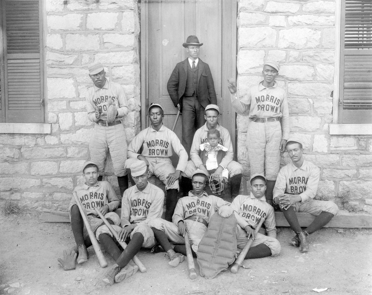 لاعبو بيسبول أمريكيون من أصل أفريقي من كلية موريس براون ، أتلانتا ، جورجيا ، حوالي 1899 (طباعة فضية جيلاتينية) بواسطة مصور أمريكي