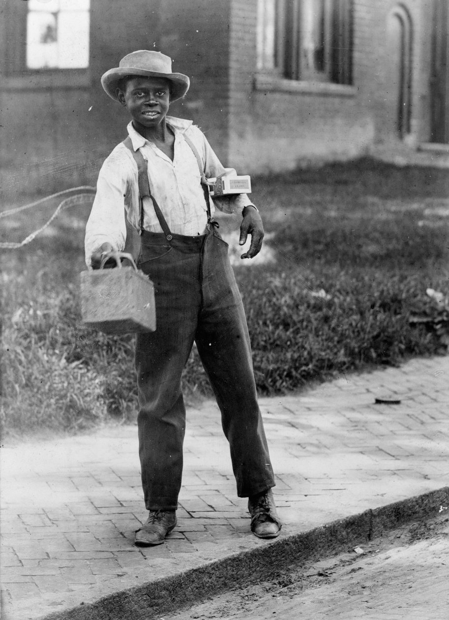 فتى تلميع الأحذية الأمريكي الأفريقي ، حوالي 1899 (صورة b / w) بواسطة مصور أمريكي