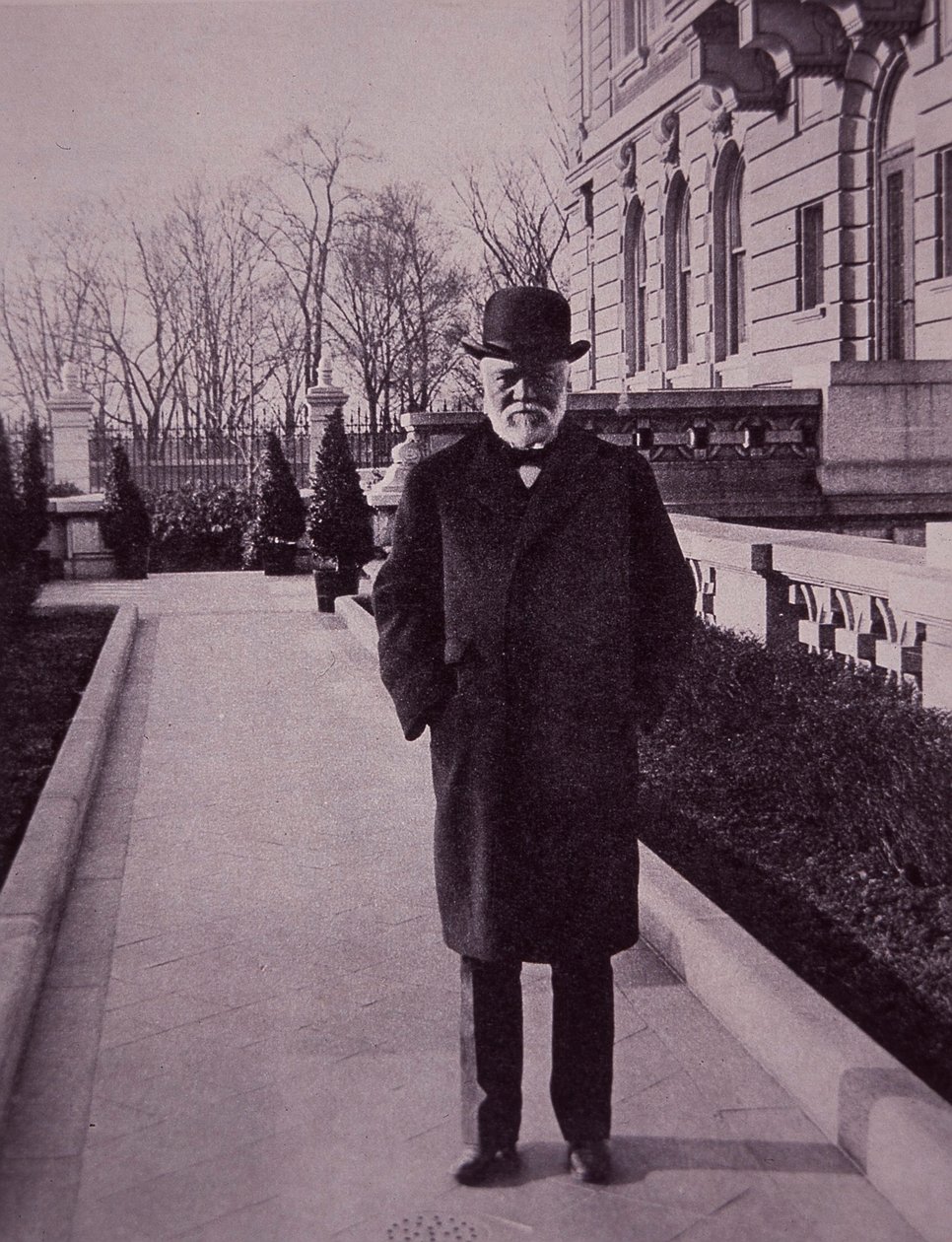 Andrew Carnegie outside his Fifth Avenue mansion, New York بواسطة مصور أمريكي
