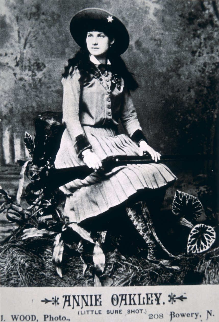 Annie Oakley (1860-1926) (b/w photo) بواسطة مصور أمريكي