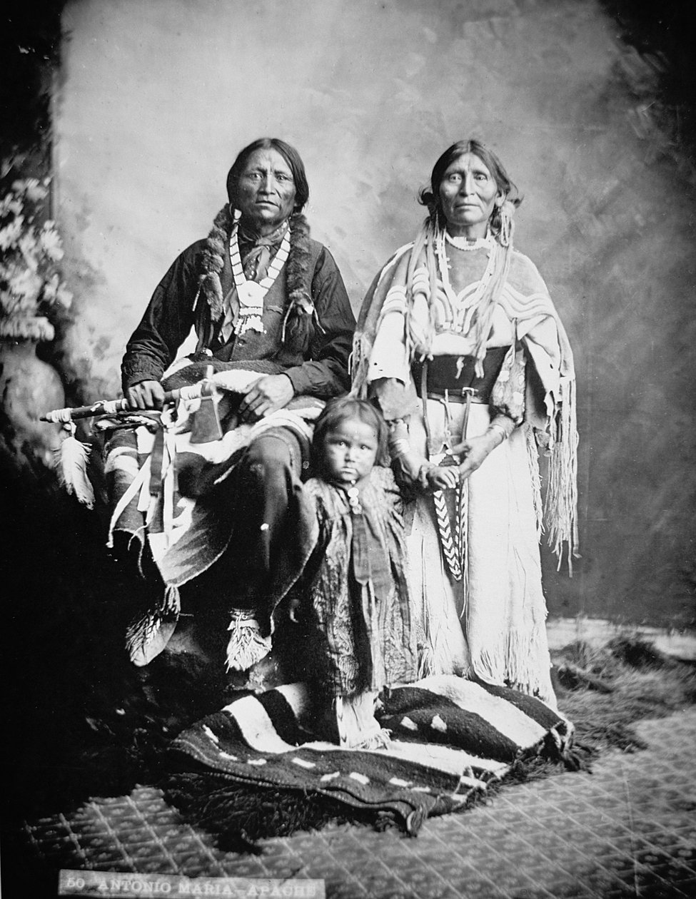 Apache Chief Antonio Maria with his family بواسطة مصور أمريكي
