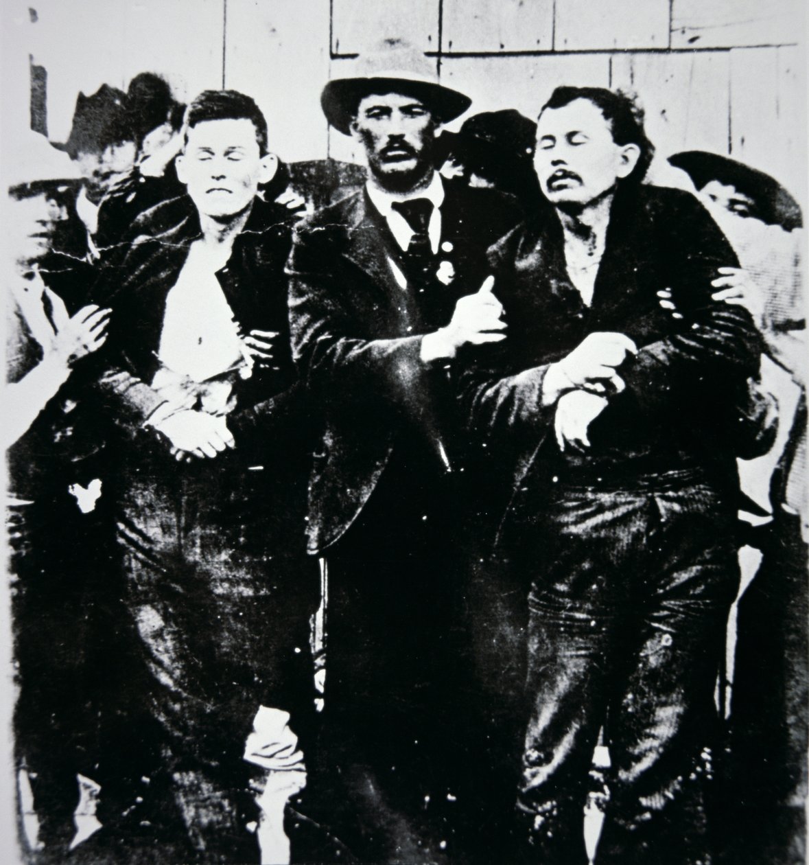 Bob and Grat Dalton with law officers بواسطة مصور أمريكي