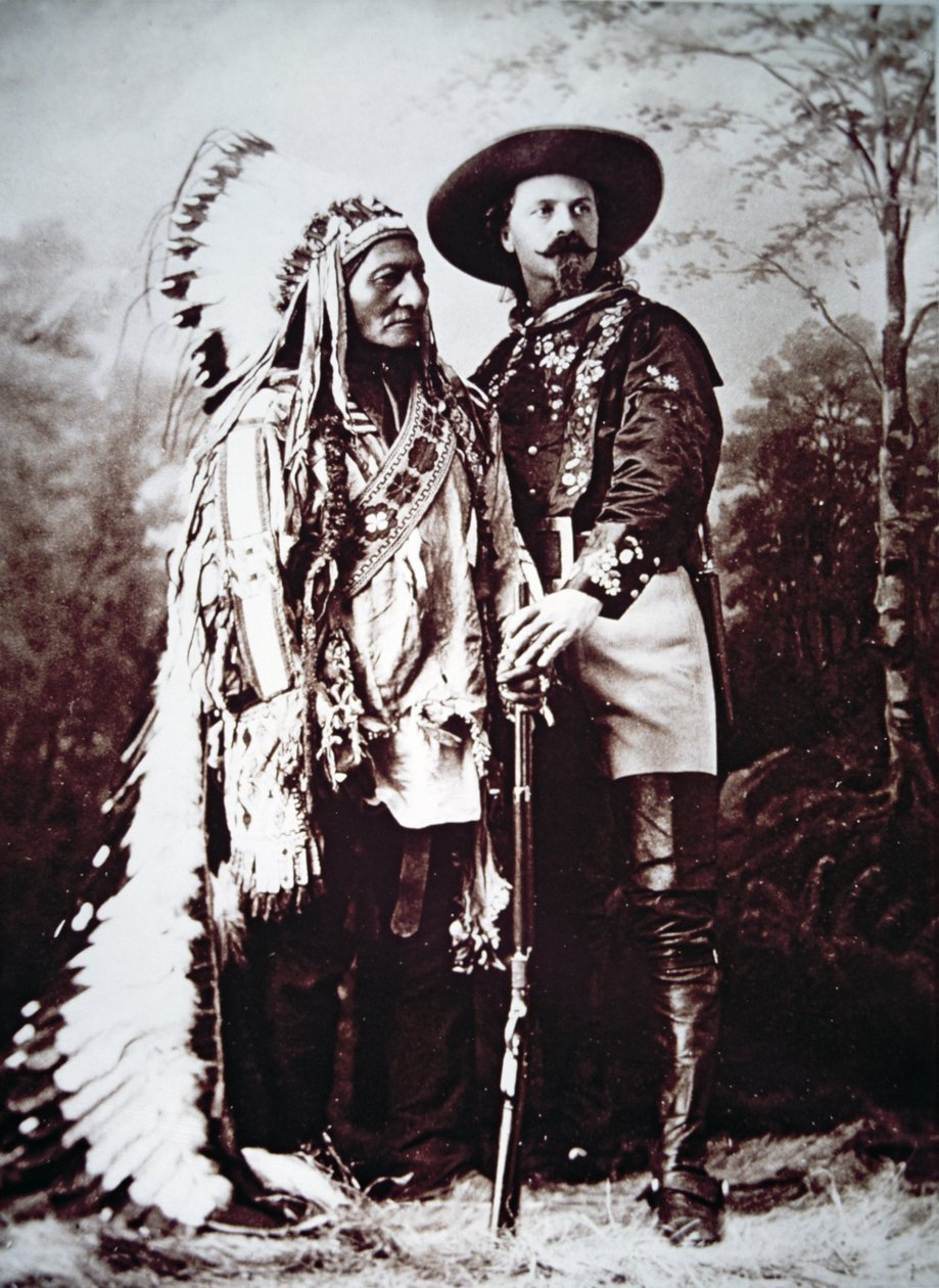 Chief Sitting Bull (1831-90) on tour with Buffalo Bill Cody (1846-1917) and his Wild West Show (b/w photo) بواسطة مصور أمريكي