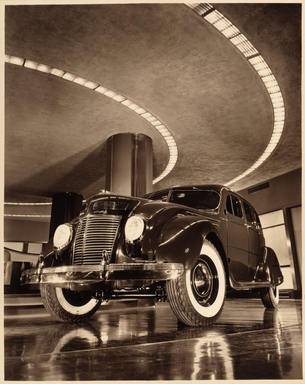 كرايسلر إيرفلو أربعة أبواب سيدان ، حانة. 1937 (صورة بني داكن) بواسطة مصور أمريكي