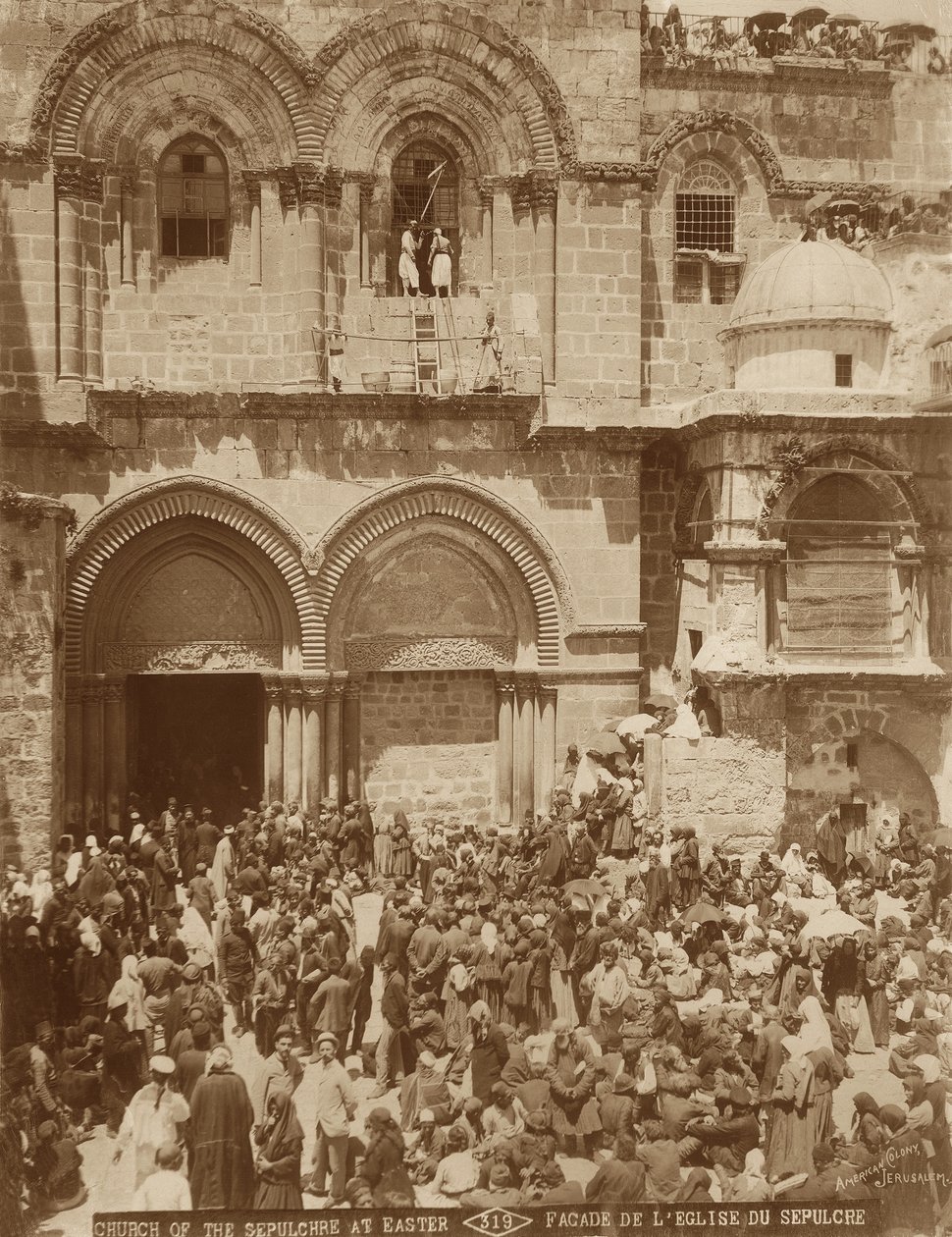 كنيسة القيامة ، القدس ، مع الفناء المزدحم بالحجاج المتجمعين لعيد الفصح ، 1898-1911 بواسطة مصور أمريكي