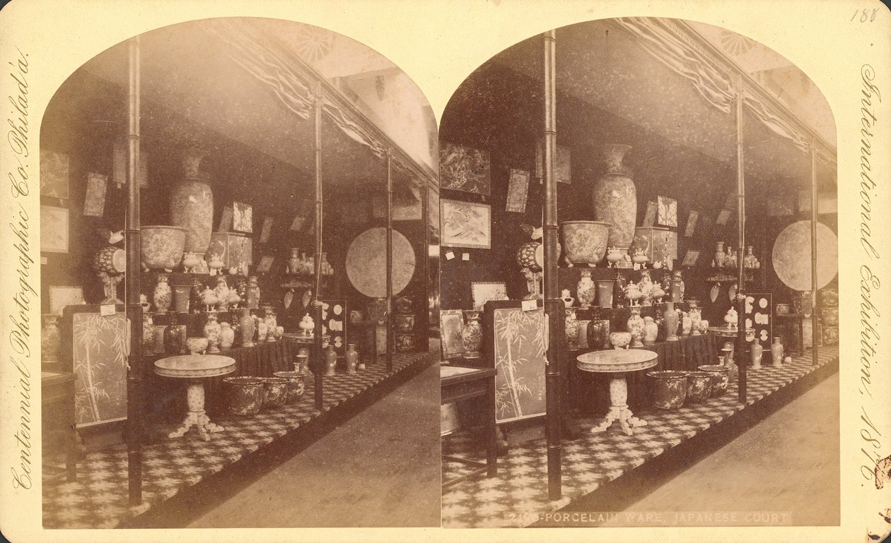 Collection of Japanese vases, urns, and screens, Japanese Court, Centennial International Exhibition بواسطة مصور أمريكي