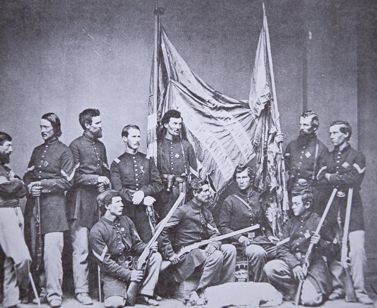Colour party of the 7th Illinois Infantry (b/w photo) بواسطة مصور أمريكي