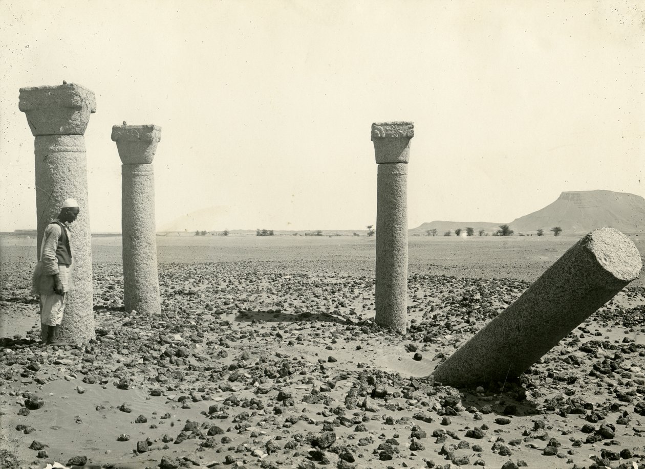 أعمدة من الكنيسة القبطية ، تُرى من الغرب ، جزيرة ساي ، مصر ، تصوير بريستد ، المعهد الشرقي ، جامعة شيكاغو ، حوالي 1920 بواسطة مصور أمريكي