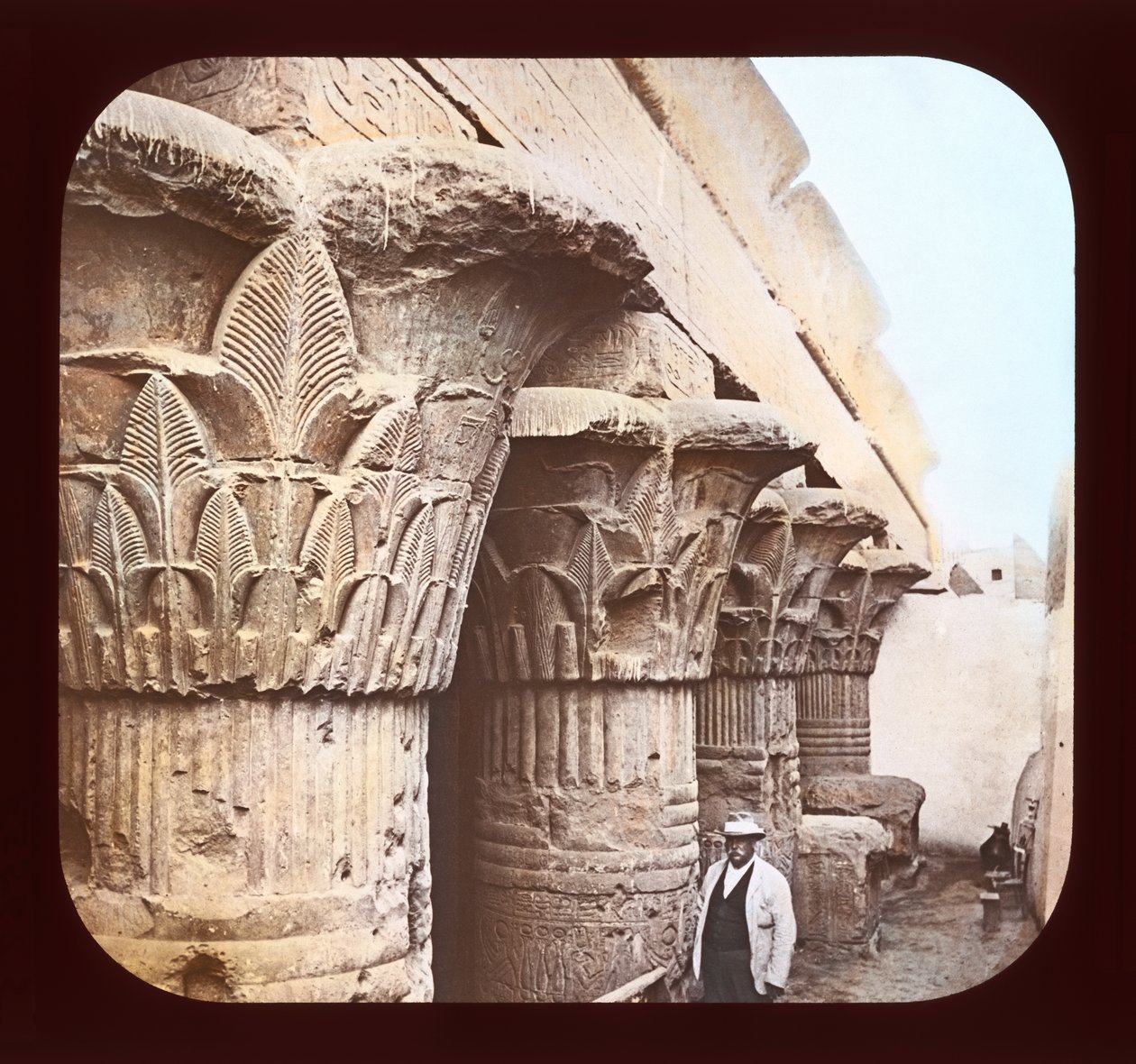 أعمدة معبد إسنة (شريحة الفانوس) بواسطة مصور أمريكي