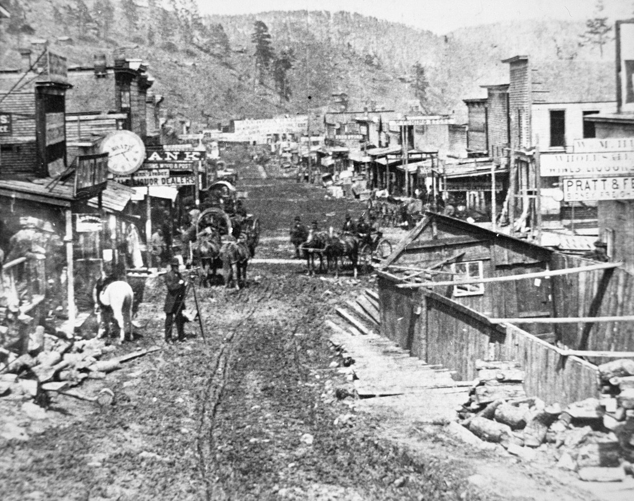 Deadwood, Dakota Territory, c.1877 (b/w photo) بواسطة مصور أمريكي