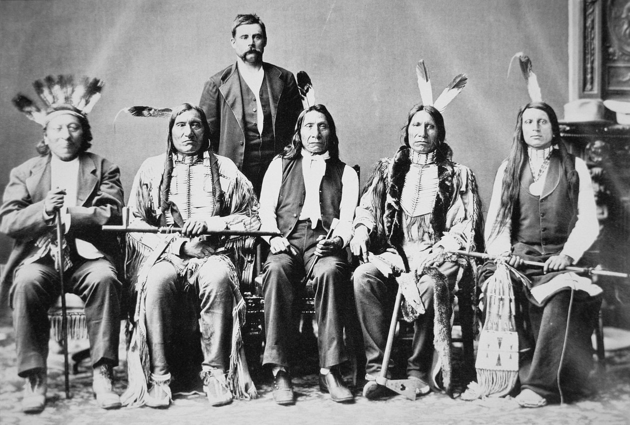 وفد من رؤساء Sioux ، بقيادة Red Cloud (1822-1909) في واشنطن العاصمة لرؤية الرئيس Ulysses S. Grant (1822-85) في 1870 (b / w photo) بواسطة مصور أمريكي