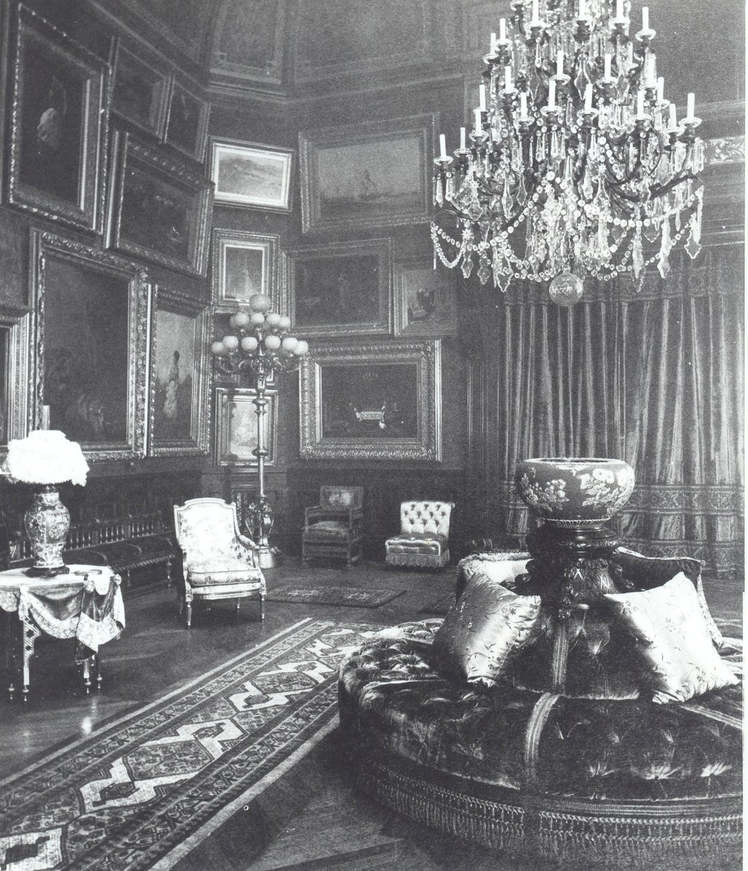 Drawing room of the Astor family house, Fifth Avenue, New York بواسطة مصور أمريكي