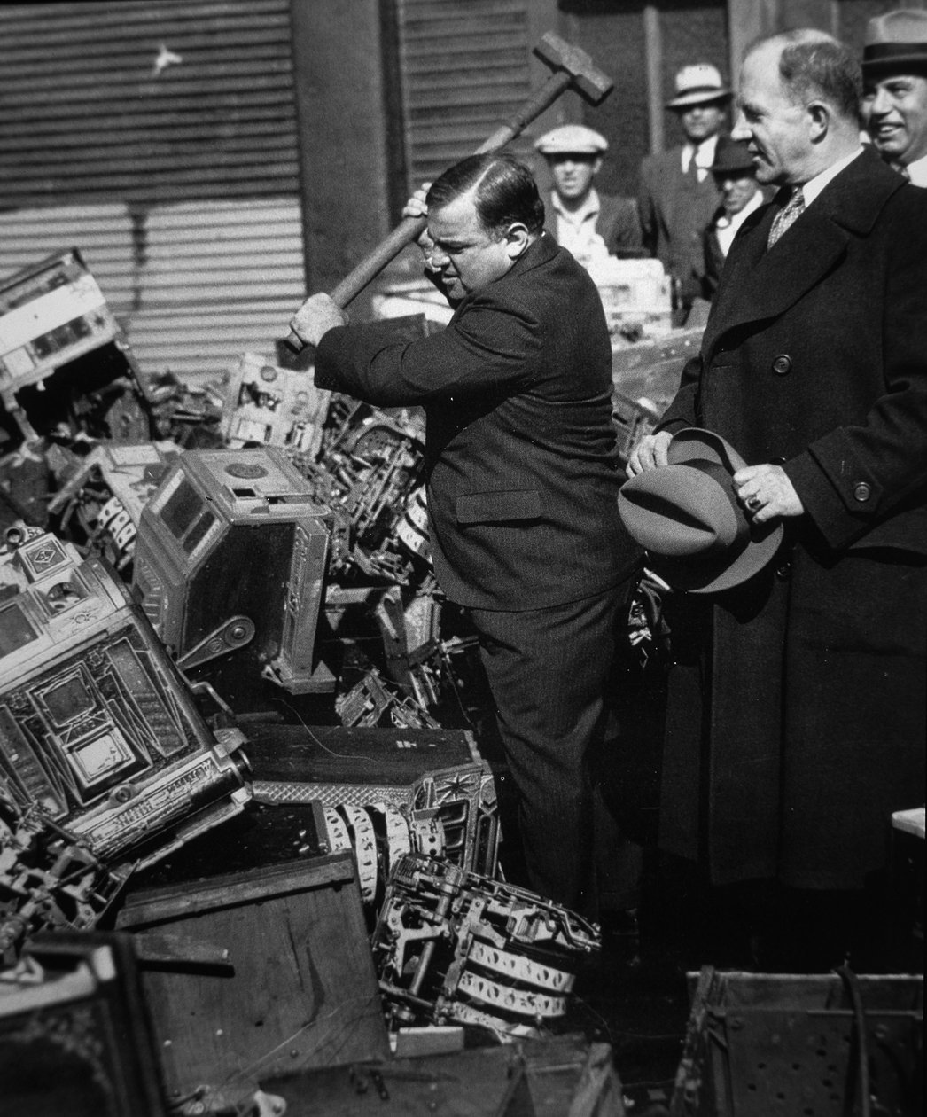 Fiorello La Guardia (1882-1947) حطم ماكينات القمار المصادرة بواسطة مصور أمريكي