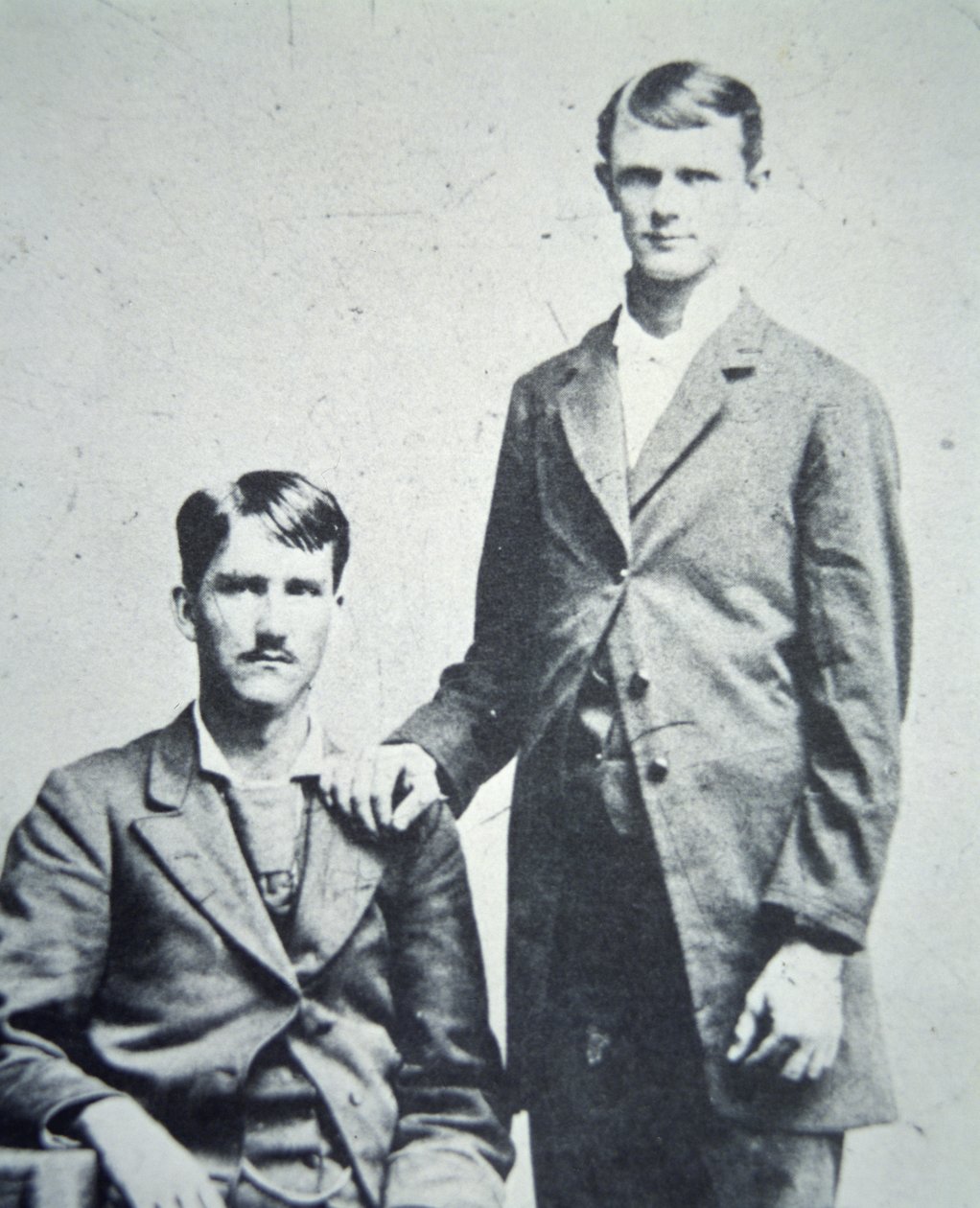 فرانك (1843-1915) وجيسي جيمس (1847-1882) حوالي عام 1870 (صورة بالأبيض والأسود) بواسطة مصور أمريكي